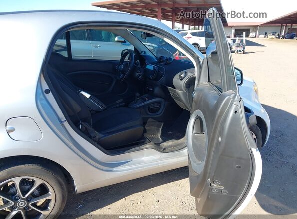 WMEFJ5DA8GK067999 2016 SMART FORTWO Белый Вид салона спереди