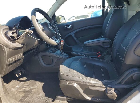WMEFJ9BAXJK280924 2018 SMART FORTWO Белый Вид салона спереди
