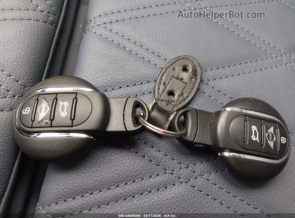WMZ83BR05R3R42596 2024 MINI COUNTRYMAN Красный Вид панели приборов