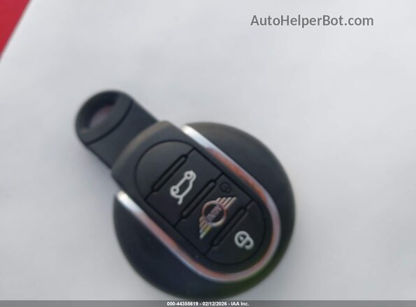 WMZYW3C07L3L09272 2020 MINI COUNTRYMAN Красный Вид панели приборов