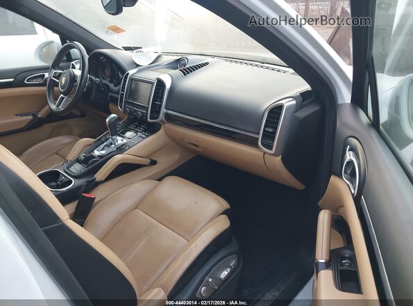WP1AA2A23GLA09960 2016 PORSCHE CAYENNE Белый Вид салона спереди