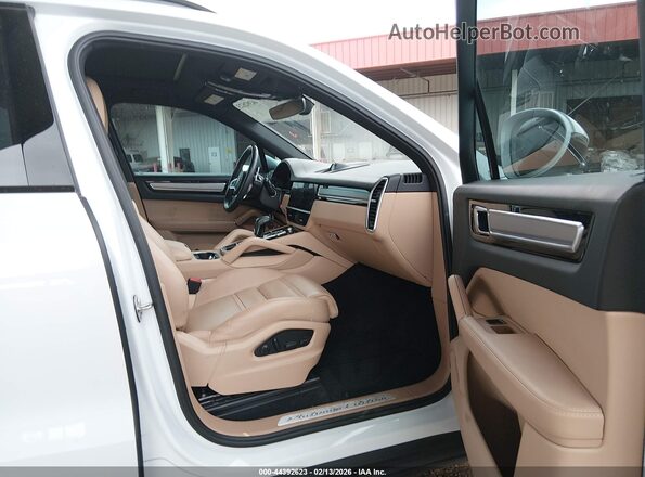 WP1AA2AY2NDA07225 2022 PORSCHE CAYENNE Белый Вид салона спереди