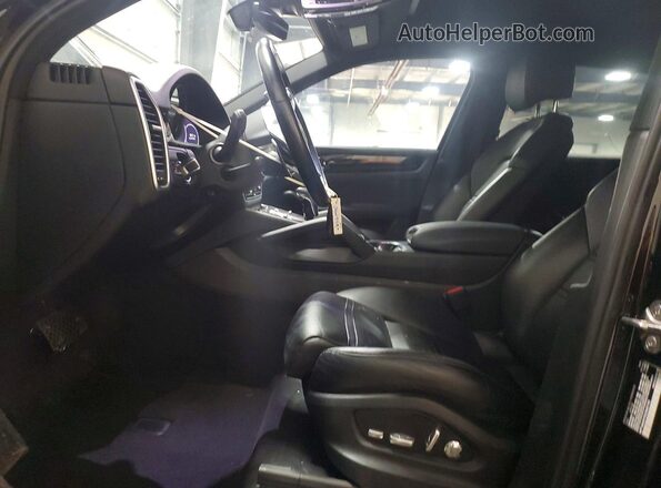 WP1AA2AY3LDA02192 2020 PORSCHE CAYENNE Черный Вид салона спереди