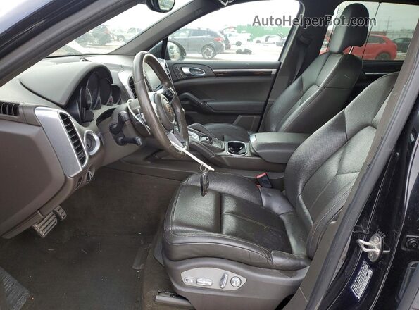 WP1AB2A2XGLA96799 2016 PORSCHE CAYENNE Черный Вид салона спереди