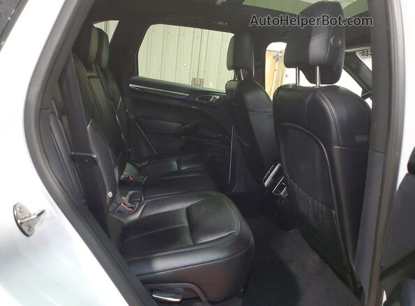 WP1AE2A27HLA72470 2017 PORSCHE CAYENNE White Vista interior trasera