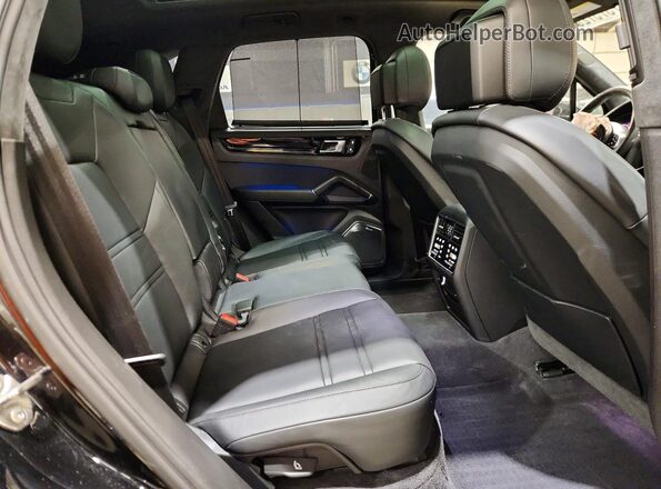 WP1AG2AY1PDA18413 2023 PORSCHE CAYENNE Black Widok wnętrza z tyłu