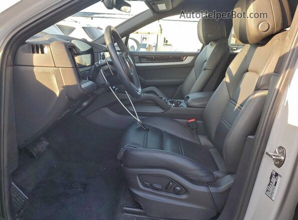 WP1BA2AY9RDA50728 2024 PORSCHE CAYENNE Gray წინა სალონის ხედი