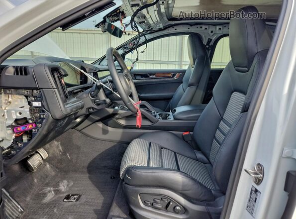 WP1BG2AY5SDA43330 2025 PORSCHE CAYENNE Белый Вид салона спереди