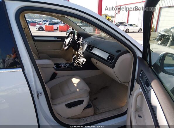 WVGEF7BP0HD001110 2017 VOLKSWAGEN TOUAREG Белый Вид салона спереди