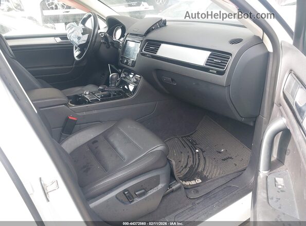 WVGEF7BP0HD005299 2017 VOLKSWAGEN TOUAREG Белый Вид салона спереди