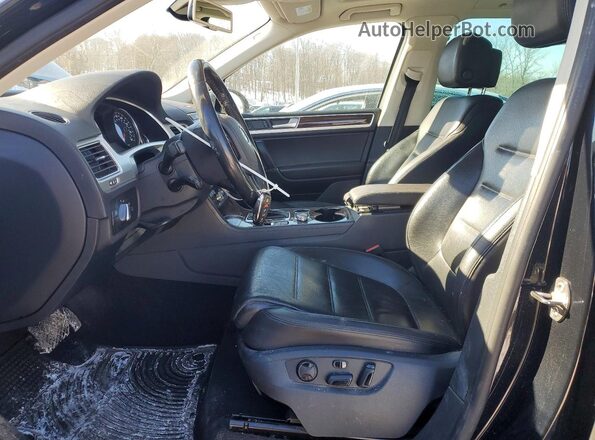 WVGEF9BP0GD010318 2016 VOLKSWAGEN TOUAREG Черный Вид салона спереди