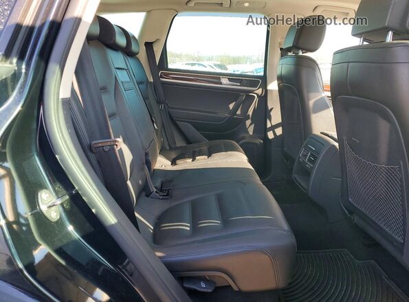 WVGEF9BP0GD010318 2016 VOLKSWAGEN TOUAREG Черный Вид задней части салона