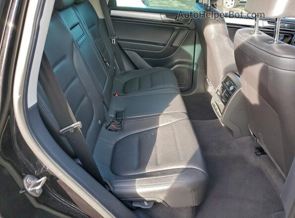 WVGEF9BP3GD002424 2016 VOLKSWAGEN TOUAREG Черный Вид задней части салона
