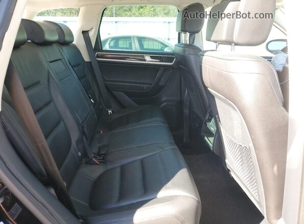 WVGEP9BP1GD001818 2016 VOLKSWAGEN TOUAREG Черный Вид задней части салона