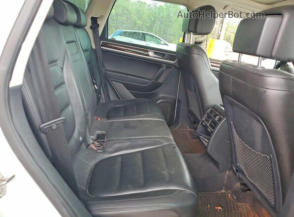 WVGEP9BP3GD000542 2016 VOLKSWAGEN TOUAREG Белый Вид задних сидений