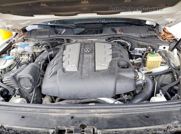 WVGEP9BP3GD000542 2016 VOLKSWAGEN TOUAREG Белый Вид задней части салона
