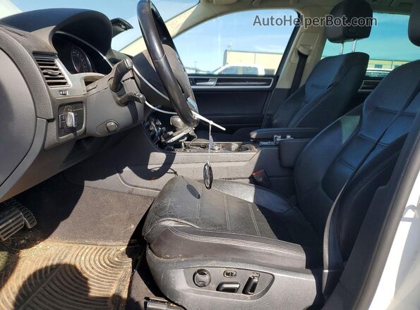 WVGGF7BP4HD006738 2017 VOLKSWAGEN TOUAREG Белый Вид салона спереди