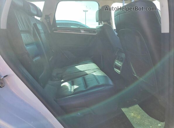 WVGGF7BP4HD006738 2017 VOLKSWAGEN TOUAREG Белый Вид задней части салона