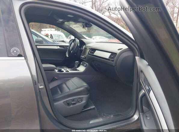 WVGRF7BP2HD000879 2017 VOLKSWAGEN TOUAREG Серый Вид салона спереди