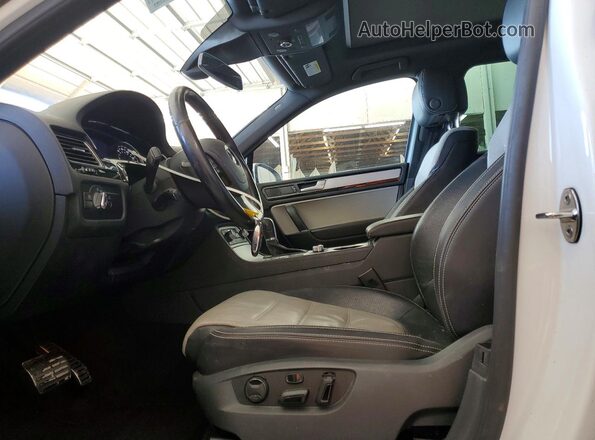 WVGRF7BP6HD003249 2017 VOLKSWAGEN TOUAREG Белый Вид салона спереди
