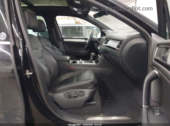 WVGRF7BP8HD006167 2017 VOLKSWAGEN TOUAREG Черный Вид салона спереди