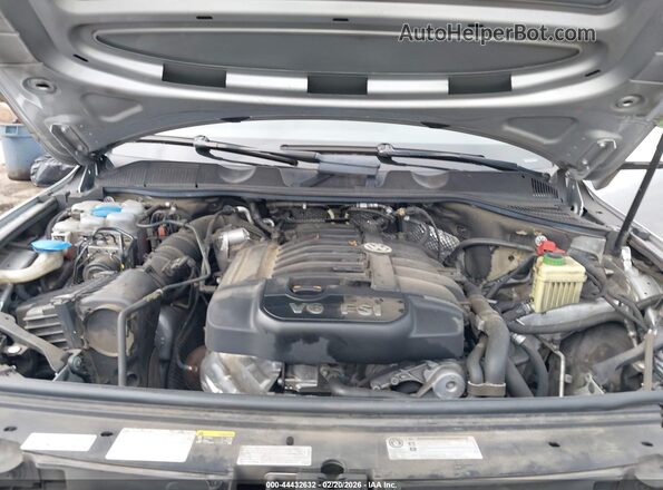 WVGRF7BPXHD004467 2017 VOLKSWAGEN TOUAREG Серебряный Вид сзади