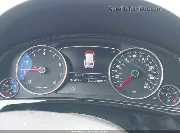 WVGRF7BPXHD004467 2017 VOLKSWAGEN TOUAREG Серебряный Вид задних сидений