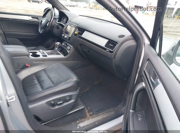 WVGRF7BPXHD004467 2017 VOLKSWAGEN TOUAREG Серебряный Вид салона спереди