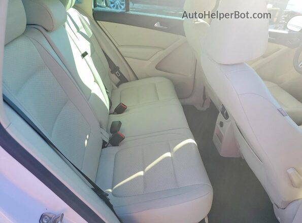 WVGRV7AX3HK019232 2017 VOLKSWAGEN TIGUAN Белый Вид задней части салона