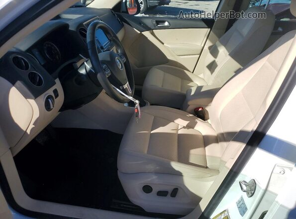 WVGRV7AX3HK019232 2017 VOLKSWAGEN TIGUAN Белый Вид салона спереди