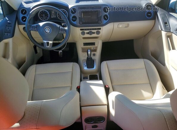 WVGRV7AX3HK019232 2017 VOLKSWAGEN TIGUAN Белый Вид панели приборов