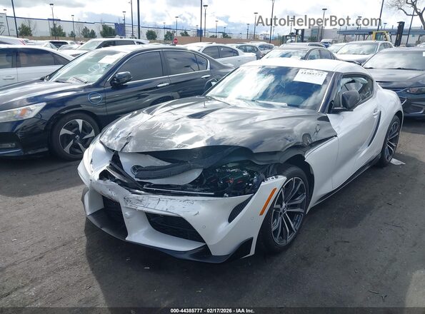 WZ1DB2C06MW038081 2021 TOYOTA GR SUPRA White Widok z przodu