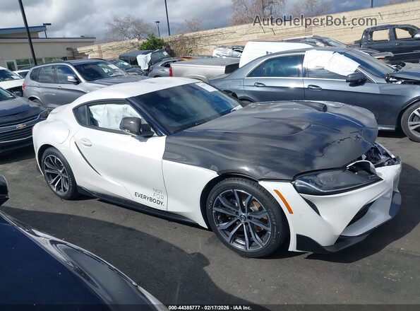 WZ1DB2C06MW038081 2021 TOYOTA GR SUPRA White Widok wnętrza z tyłu