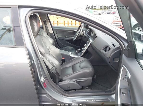 YV126MFL8H2437156 2017 VOLVO S60 Gray წინა სალონის ხედი