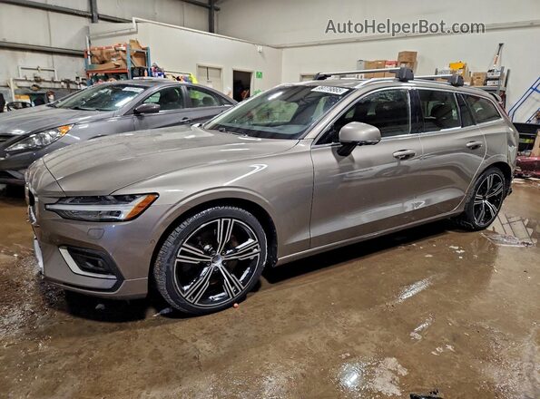 YV1A22SL5K1007406 2019 VOLVO V60 Желто-коричневый Передняя левая четверть