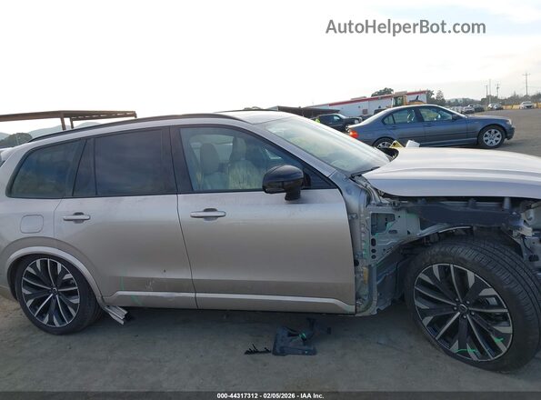 YV4062PM8T1478682 2026 VOLVO XC90 Золотой Вид задней части салона