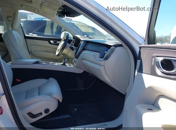 YV4102RL6J1008156 2018 VOLVO XC60 White Widok wnętrza z przodu