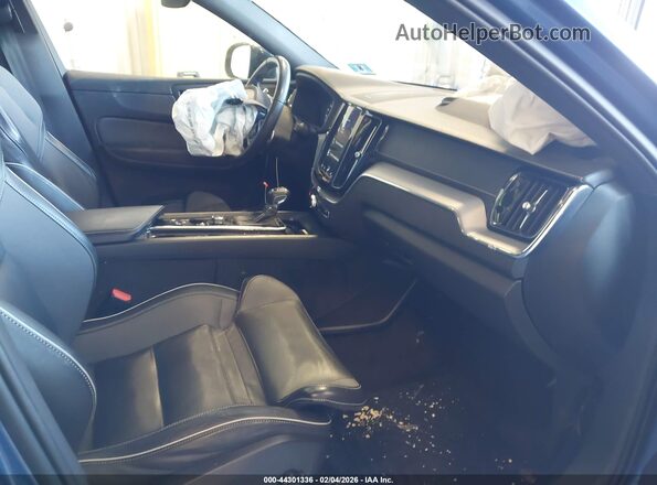 YV4102RMXL1575918 2020 VOLVO XC60 Синий Вид салона спереди