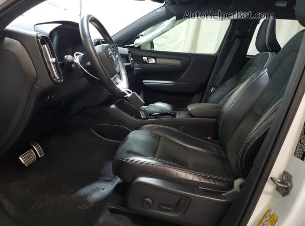YV4162UM2M2545264 2021 VOLVO XC40 White Front interior view