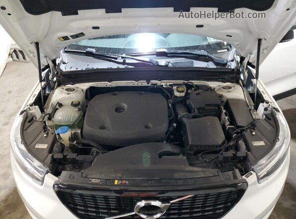 YV4162UM2M2545264 2021 VOLVO XC40 White Engine compartment view