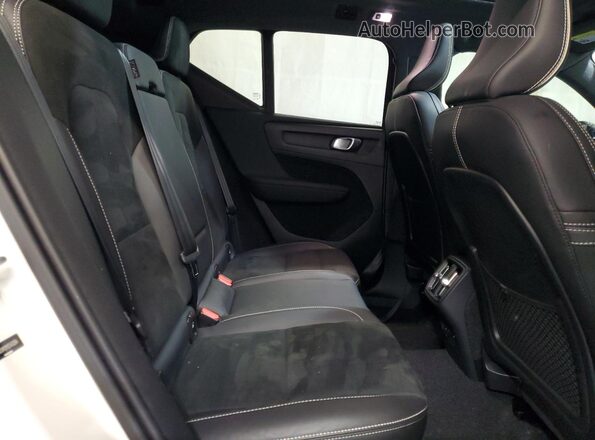 YV4162UM2M2545264 2021 VOLVO XC40 White Rear interior view