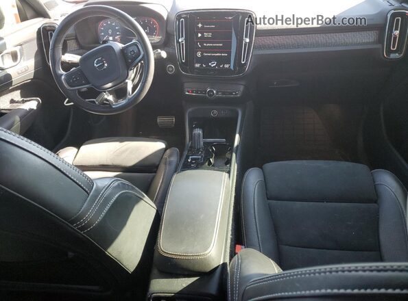 YV4162UM7L2183690 2020 VOLVO XC40 Белый Вид панели приборов