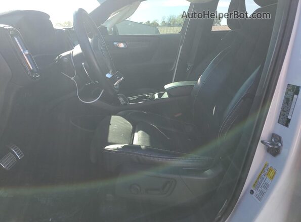 YV4162UM7L2183690 2020 VOLVO XC40 Белый Вид салона спереди