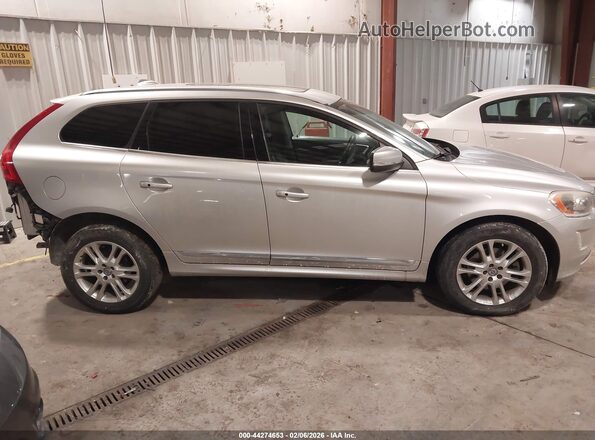 YV440MDK5G2911750 2016 VOLVO XC60 Silver Widok wnętrza z tyłu
