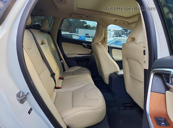 YV440MDU2H2043659 2017 VOLVO XC60 White Widok wnętrza z tyłu