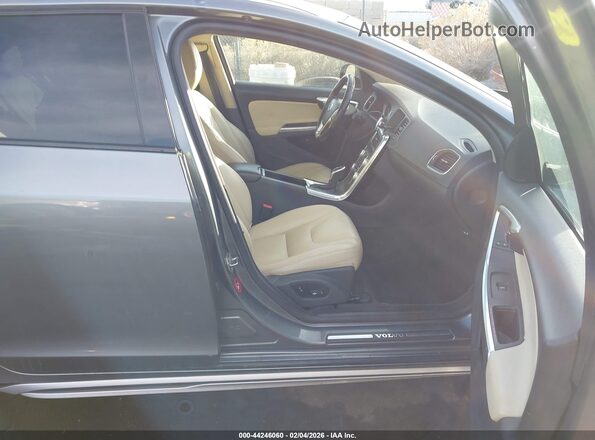 YV440MWKXH1040235 2017 VOLVO V60 CROSS COUNTRY Silver Vista interior delantera