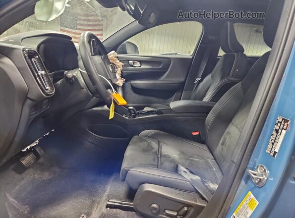 YV4ED3GM2P2047563 2023 VOLVO C40 Синий Вид салона спереди