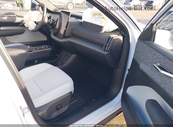 YV4EK3ZL8SS145127 2025 VOLVO EX30 Белый Вид салона спереди