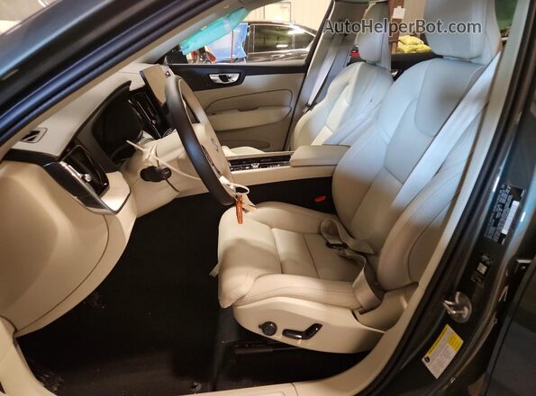 YV4H60RM7T1423788 2026 VOLVO XC60 Серебряный Вид салона спереди