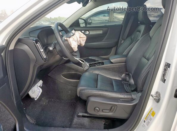 YV4K92HW5P2921404 2023 VOLVO XC40 White Вид салону спереду